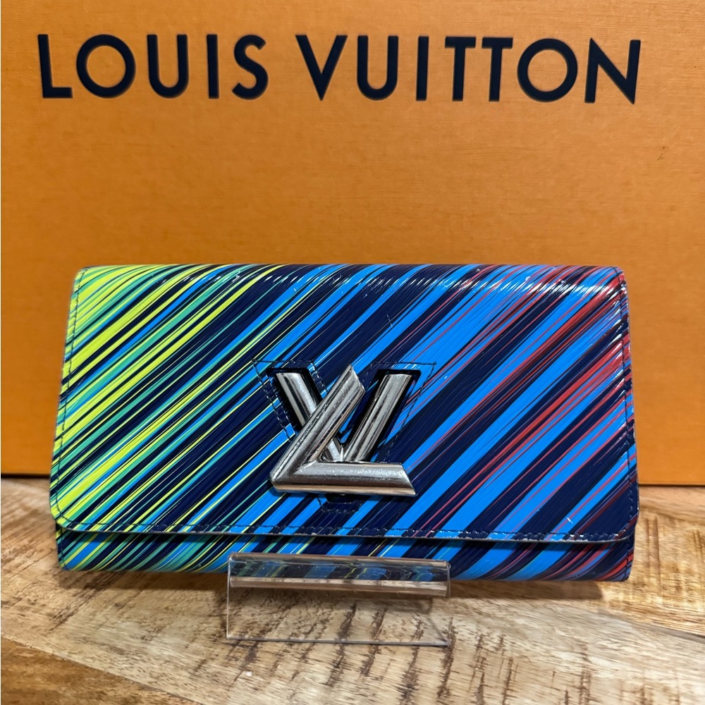 RARE🔥 LIMITED EDITION LOUIS VUITTON TROPICAL EPI TWIST LOCK WALLET